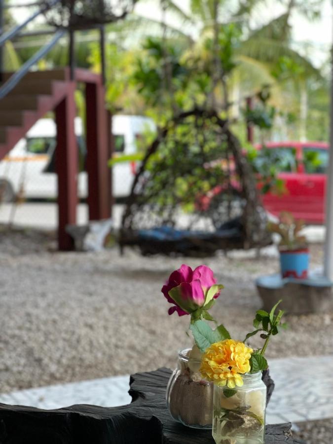 Near Lake Hostal Bacalar Bagian luar foto